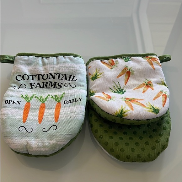 Green and White Cottontail Farms Oven Mitts pair - Picture 1 of 7